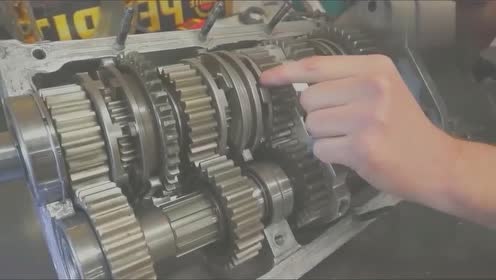 总算是见识到了无离合器赛车变速箱的工作,结构真是壮观!