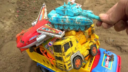 消防车发现飞机和汽车工程车玩具，婴幼儿宝宝
