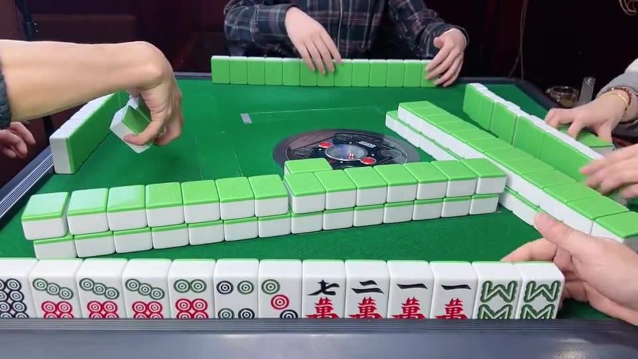 四川麻将:选择正确,还真是放对了,自摸九筒关两家!
