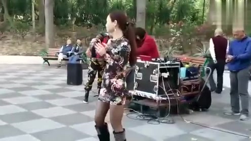 香港美女艺人罗拉街头演唱歌《想着你亲爱的》,人美歌甜好听了!