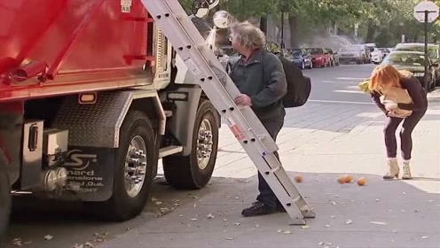 老外用吊车恶搞路人视频，老外用吊车恶搞路人视频大全