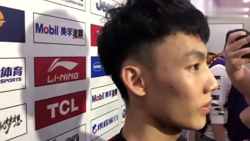 现场激动坏了!18岁的詹姆斯接班人 上演罚球线扣篮