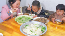 奶奶做的农村传统魔芋,媳妇炒了一大盘,搭配牛肉面吃过瘾
