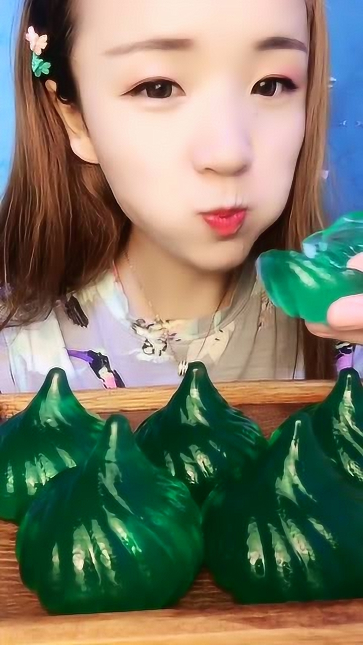 吃货小姐姐直播吃果冻,鲜亮莹透好诱人,q弹爽口超美味!