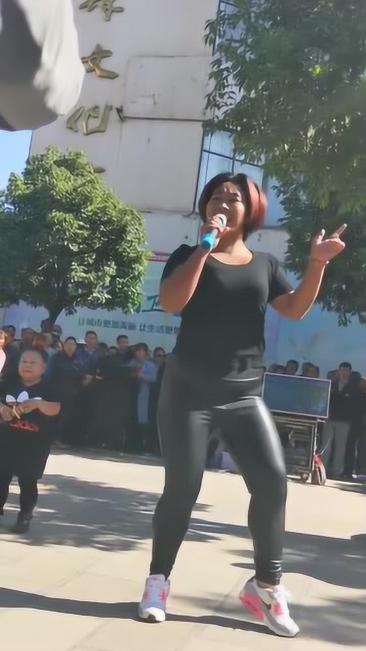 实拍云南黑妹街头表演,这魔性的舞姿也是没谁了,网友:辣眼睛!