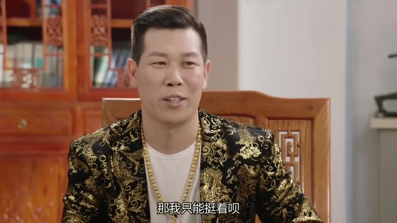 王金龙拿砖头揍闪电,给闪电吓得拿包就走,太霸气了