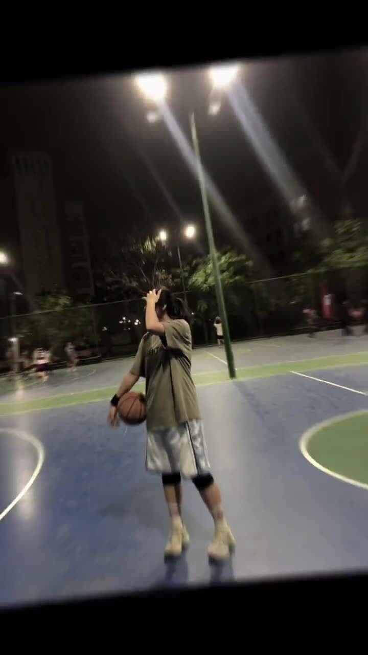 并不是所有打篮球的男生都喜欢打篮球的女生 因为打球的女生硬