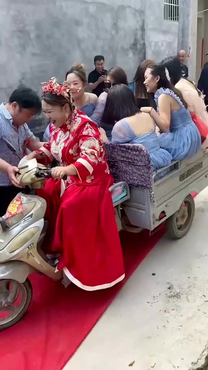 第一次来农村参加婚礼,看到伴娘那一刻,网友:太憋屈了!