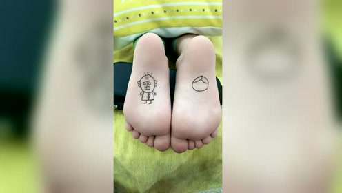 一起学画画,儿童简笔画教程,在脚底作画