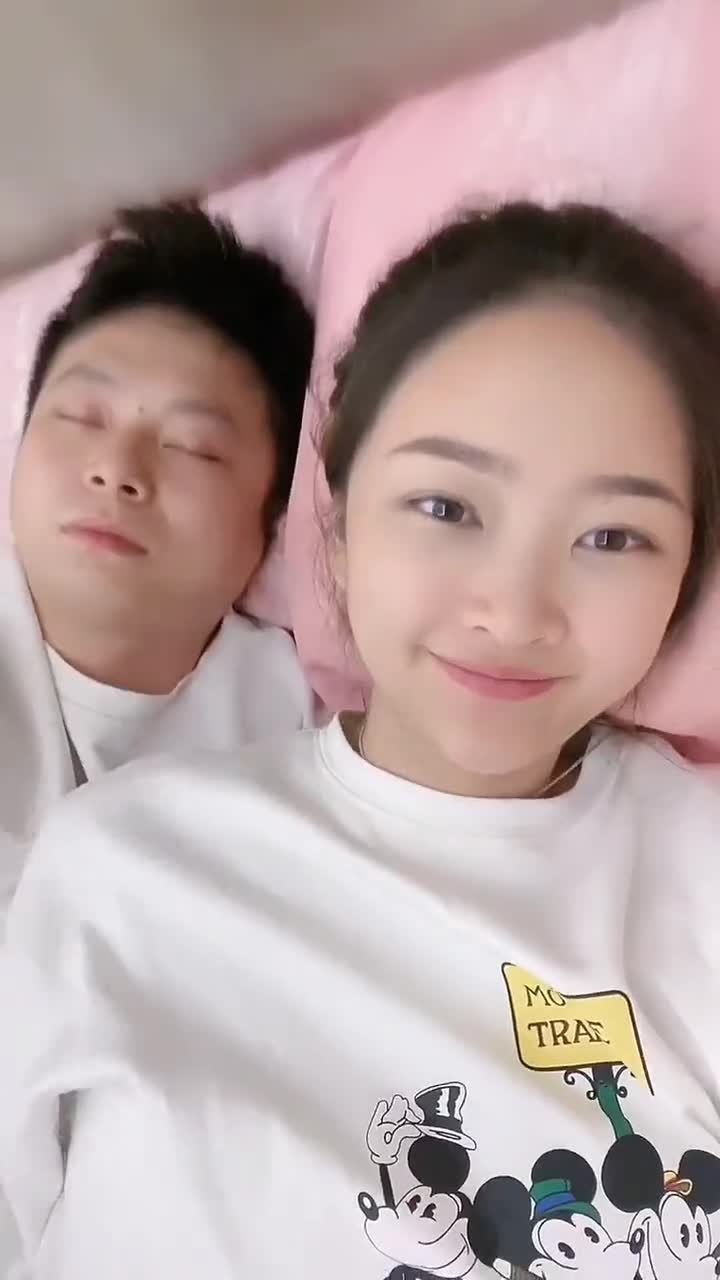 老公抱女儿睡美女吃醋分开,结果自己躺下老公做法扎心