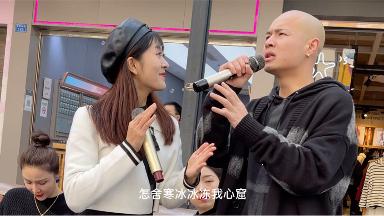 小姐姐遇见四川雨泽户外唱歌,两人合唱一首游山恋,太绝了!