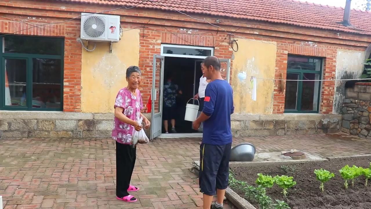 小遥回父母家送吃的,又把亲戚家菜园子摘个遍,农村生活让人羡慕