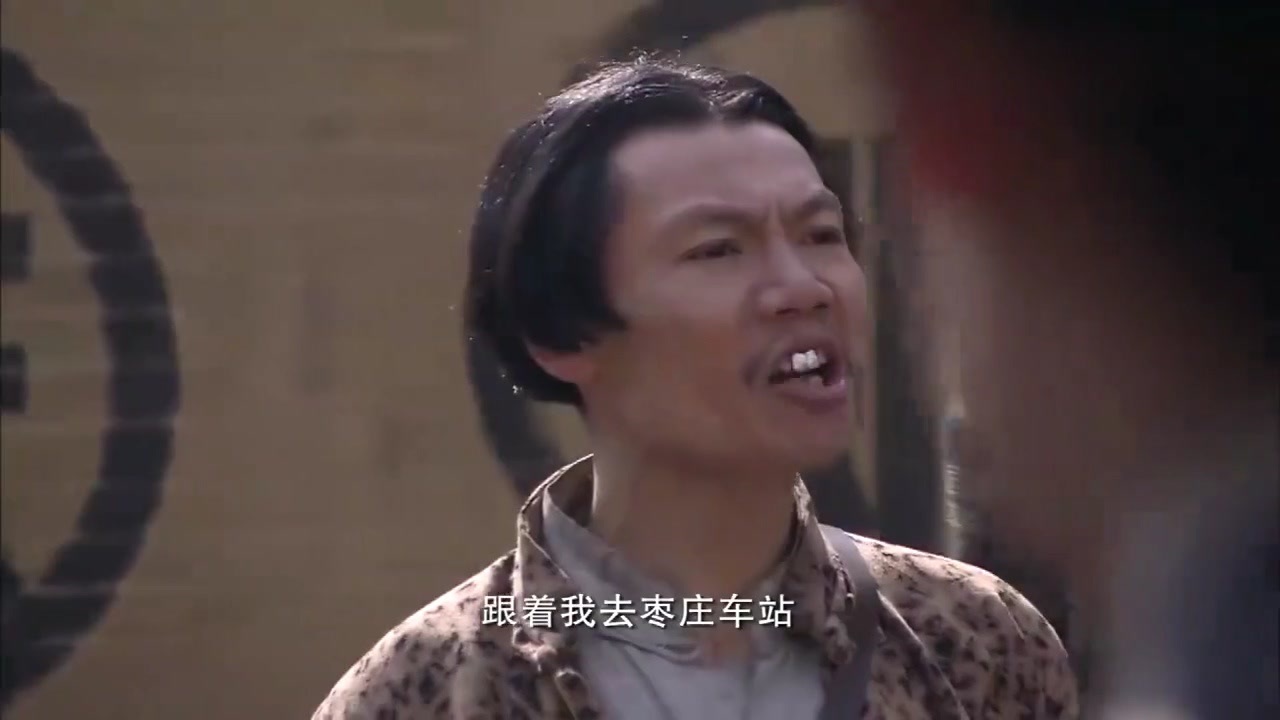 铁道游击队:张三和二牛要给太君找鸟,二牛却想过生日,傻里傻气