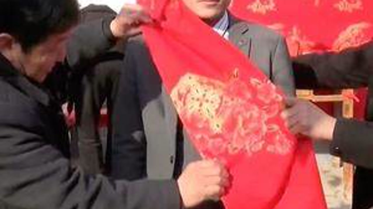 帅气新郎披红叩喜头