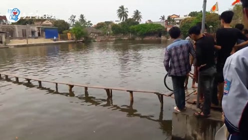 合浦公馆镇一商铺楼起火,浓烟滚滚