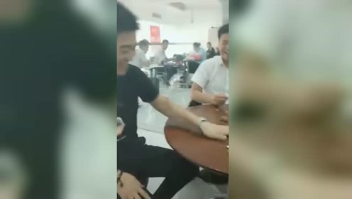拉人起床恶搞视频，拉人起床恶搞视频大全