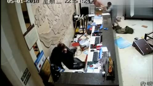 男子喝多了以后,竟在酒店前台做出无耻举动,监控记录全过程