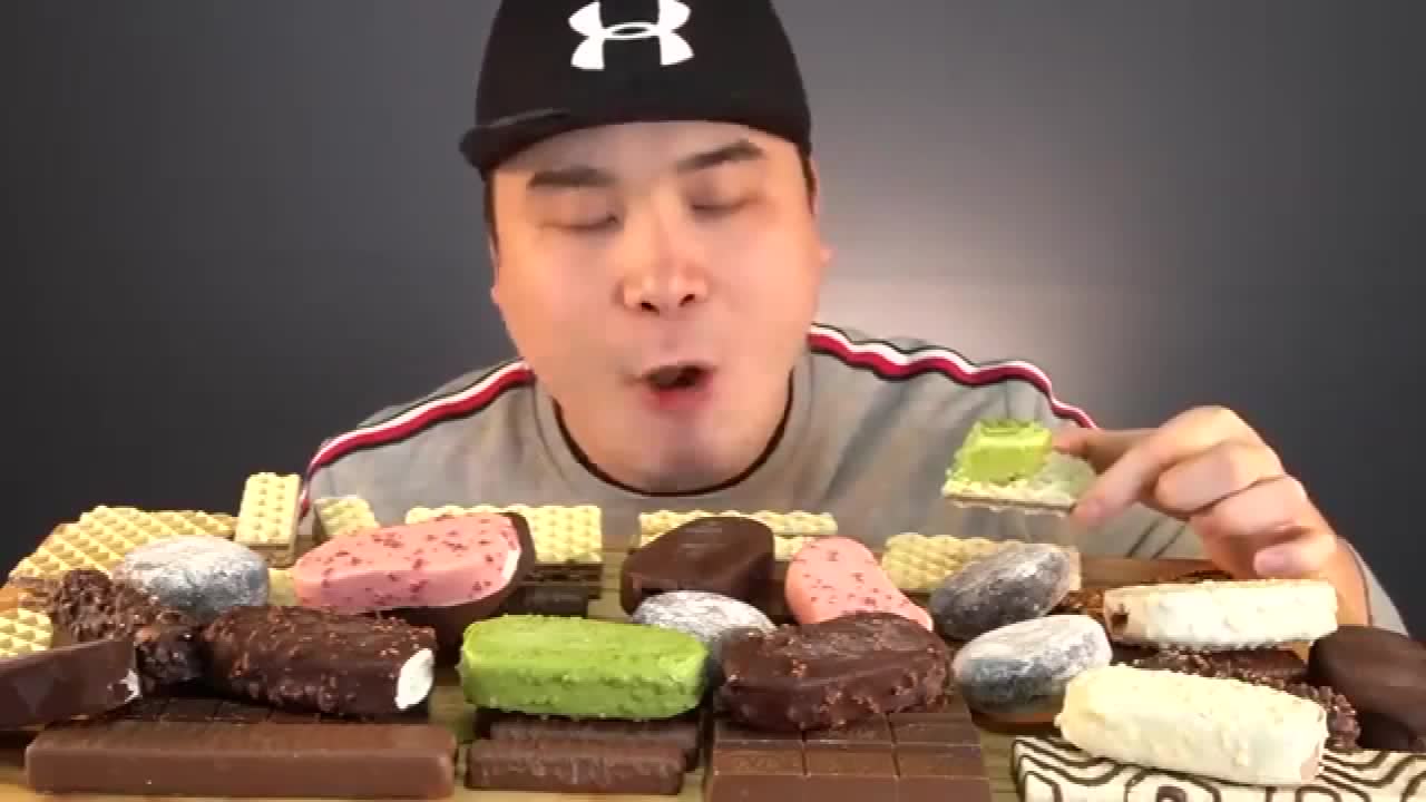 韩国大胃王胖哥吃播了,吃冰淇淋,巧克力,饼干,吃得真带劲