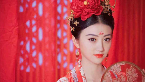 女星古装的凤冠霞帔,迪丽热巴惊艳,杨幂脱俗,而她美出天际