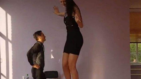 世界上最高的女人,光腿长就1米8,进门的瞬间尴尬了!