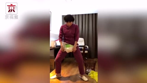 北京医疗队蔡卫敏为同事示范穿纸尿裤