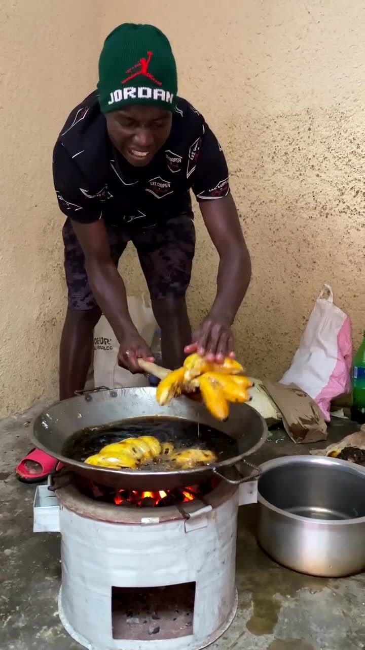 非洲主食炸香蕉,明明可以直接生吃,却要炸着吃,这样的黑暗料理你敢吃