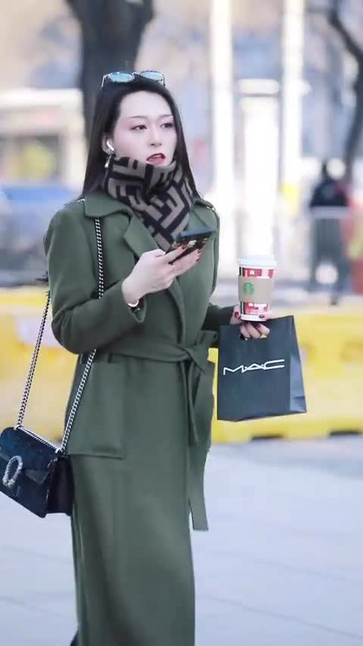 小姐姐真漂亮,身穿军绿色羊绒大衣,搭配时髦高跟鞋,气质高贵!