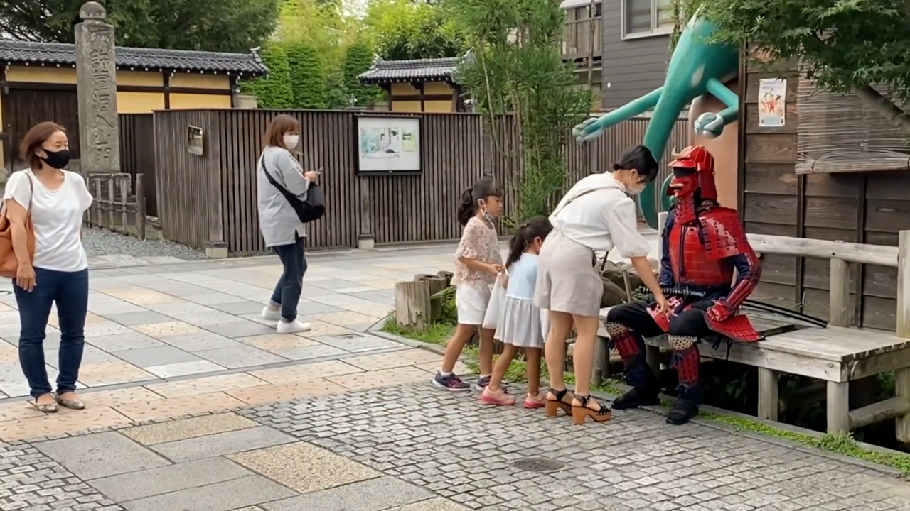 日本武士,街头整蛊路人,来看看他们的搞笑反应