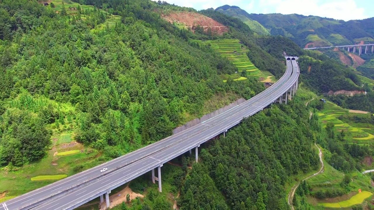 航拍贵州大山里的夏蓉高速公路,壮观的高架桥,贵州高速独一无二
