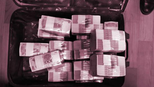 行李箱落出租车后备箱 里面装着10万救命钱