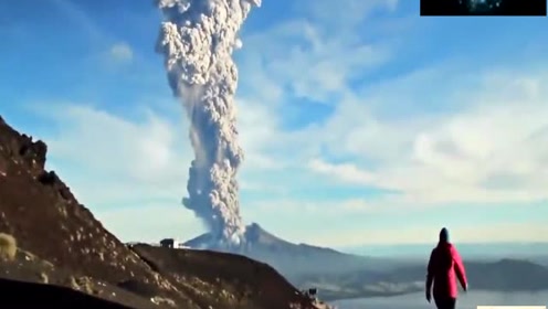 印尼索普坦火山爆发 7000多米高火山灰喷向空中