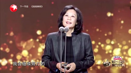 观众感人演唱苏小明的《军港之夜》,右下角观众动作更感人