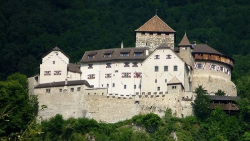 你是否也曾幻想过推开家门 就仿佛走进一座欧洲古堡 或是置身于巴黎左岸的典雅公寓？欧式装修 不只是风格 更是一种生活态度的表达 它将历史的厚重与艺术的浪漫 融入现代生活的每一寸空间 让你的家 成为一场永不落幕的视觉盛宴