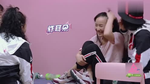 恶搞双人雨伞视频，恶搞双人雨伞视频大全