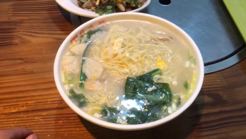 徐州这家鸡汤泡面,这汤又浓又香,再来一盘鸡三样,太美味了