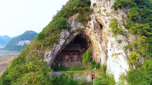 贵州有人在山洞里盖房子,太阳不晒雨不淋的,真会选地方