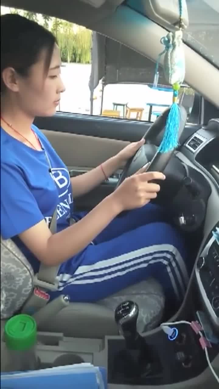 美女学员示范科目三起步动作,想学车的都看看!