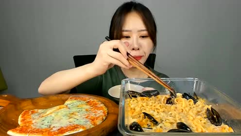 美食吃播美女吃八抓鱼炖宽面,吃的真馋人.视频