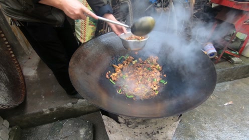 农村自家散养的土鸡,岳父用大铁锅炒个辣子鸡,味道就是巴适