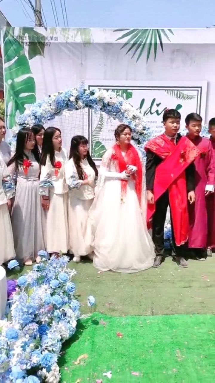 农村最盛大的婚礼,伴娘伴郎全是帅哥美女,现场真是赏心悦目!