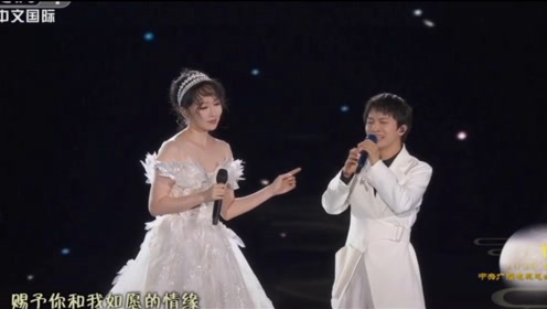 周深 萨顶顶现场合唱《左手指月》真是神仙级演唱!