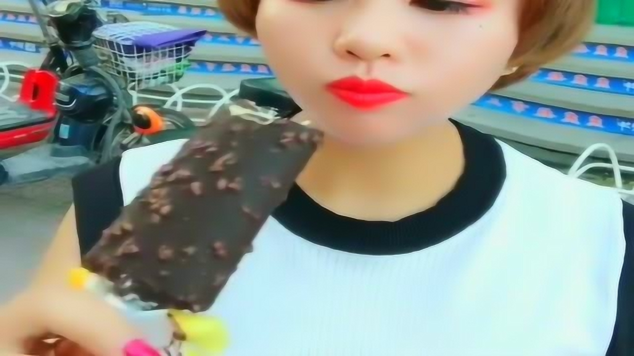 美女吃巧乐兹,外面巧克力,里面是雪糕,脆甜好吃