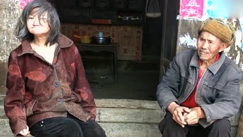 82岁老人,双腿残疾还要照顾智障儿媳,一家人脏得像乞丐!