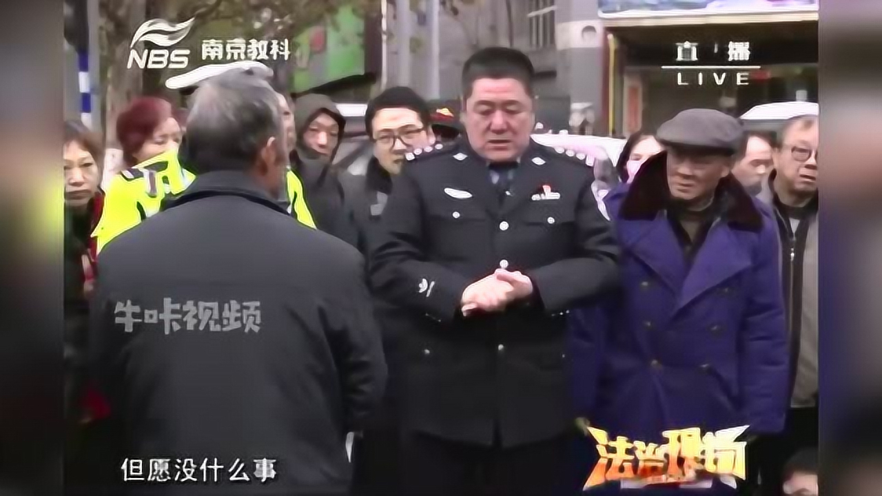 电动车相撞 男子坐地不起 不讲规则就怄一口气?