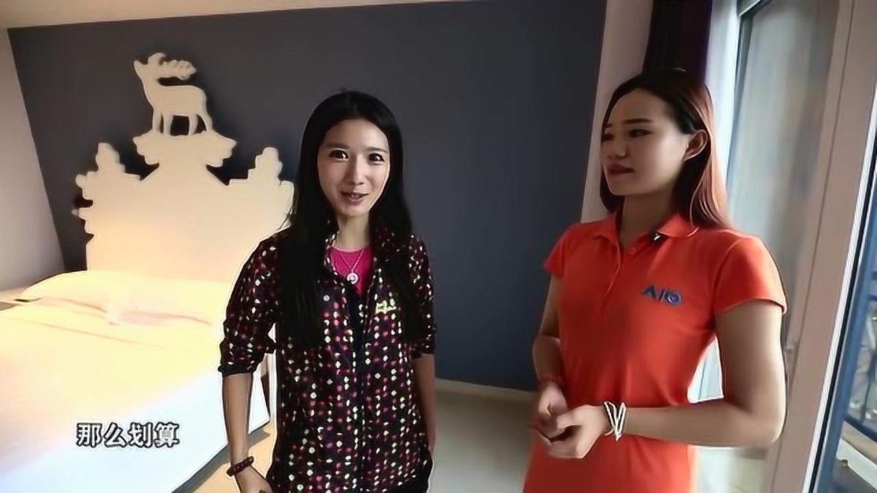 世界多美丽:小伍来到海菲德小镇,跟人体雕像合影!