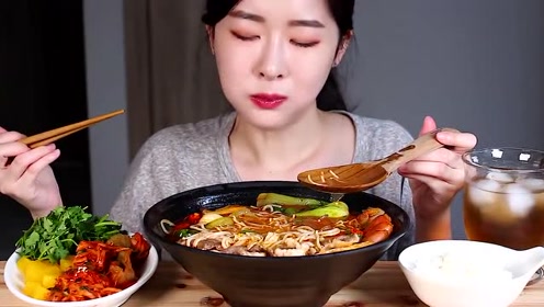 韩国吃播:美女姐姐吃麻辣烫,大口的吃,吃的真得劲