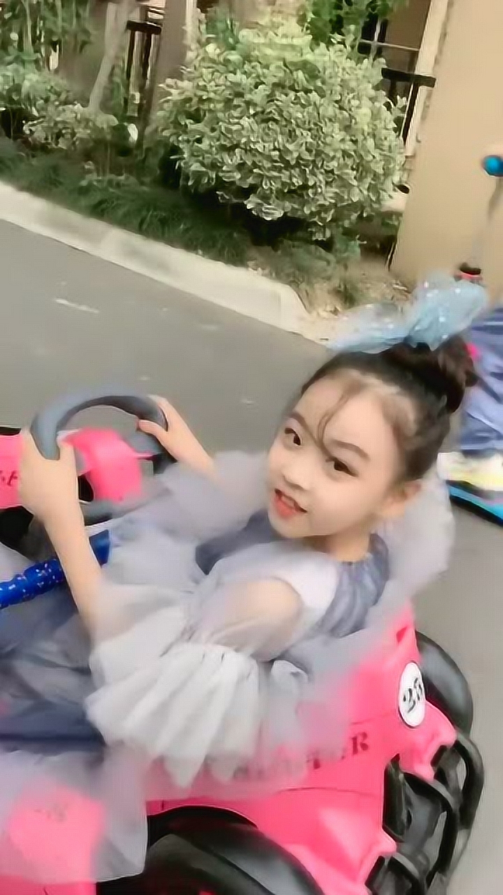 童模焱娃娃果然是有钱人家的孩子,从小就玩这么高端的玩具,真羡慕!
