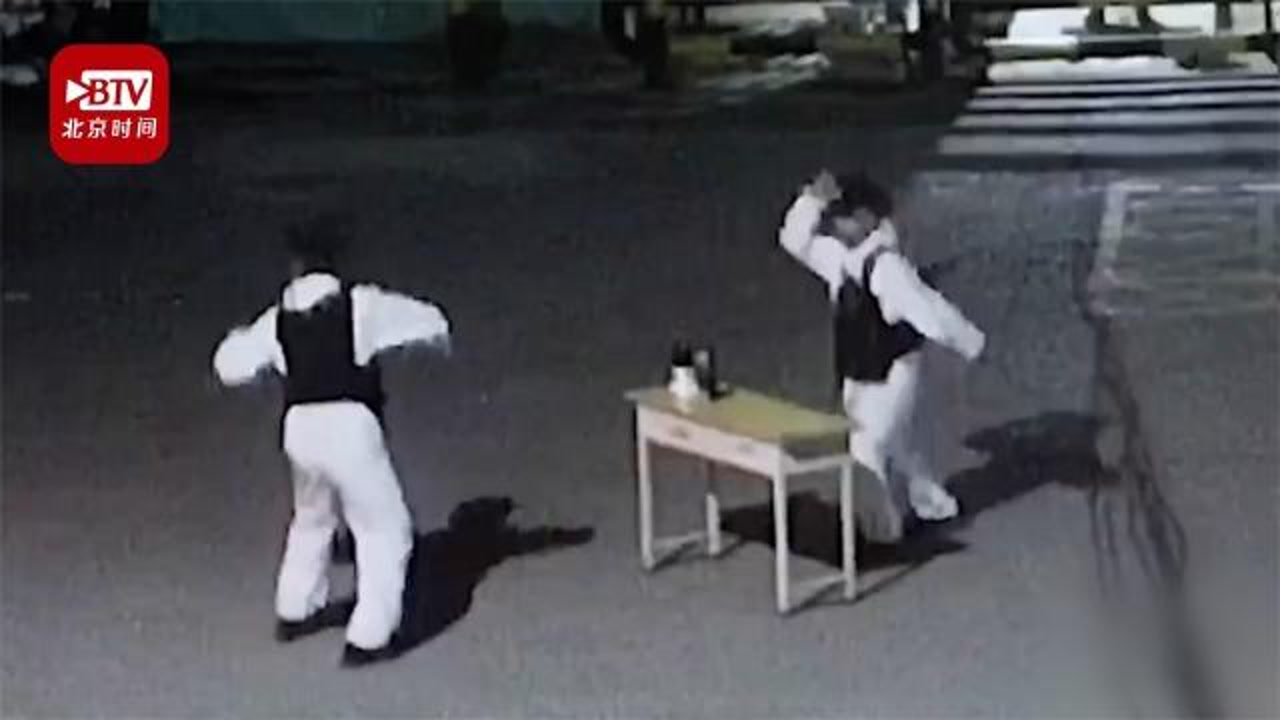 新疆防疫民警凌晨换班时先斗舞 动作滑稽逗笑监控室小姐姐