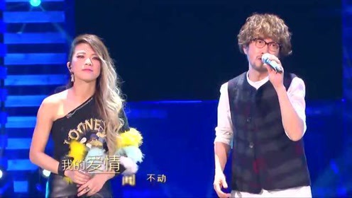"情歌教父"周传雄与张芸京合唱《青花》,一曲感怀,勾起满满回忆