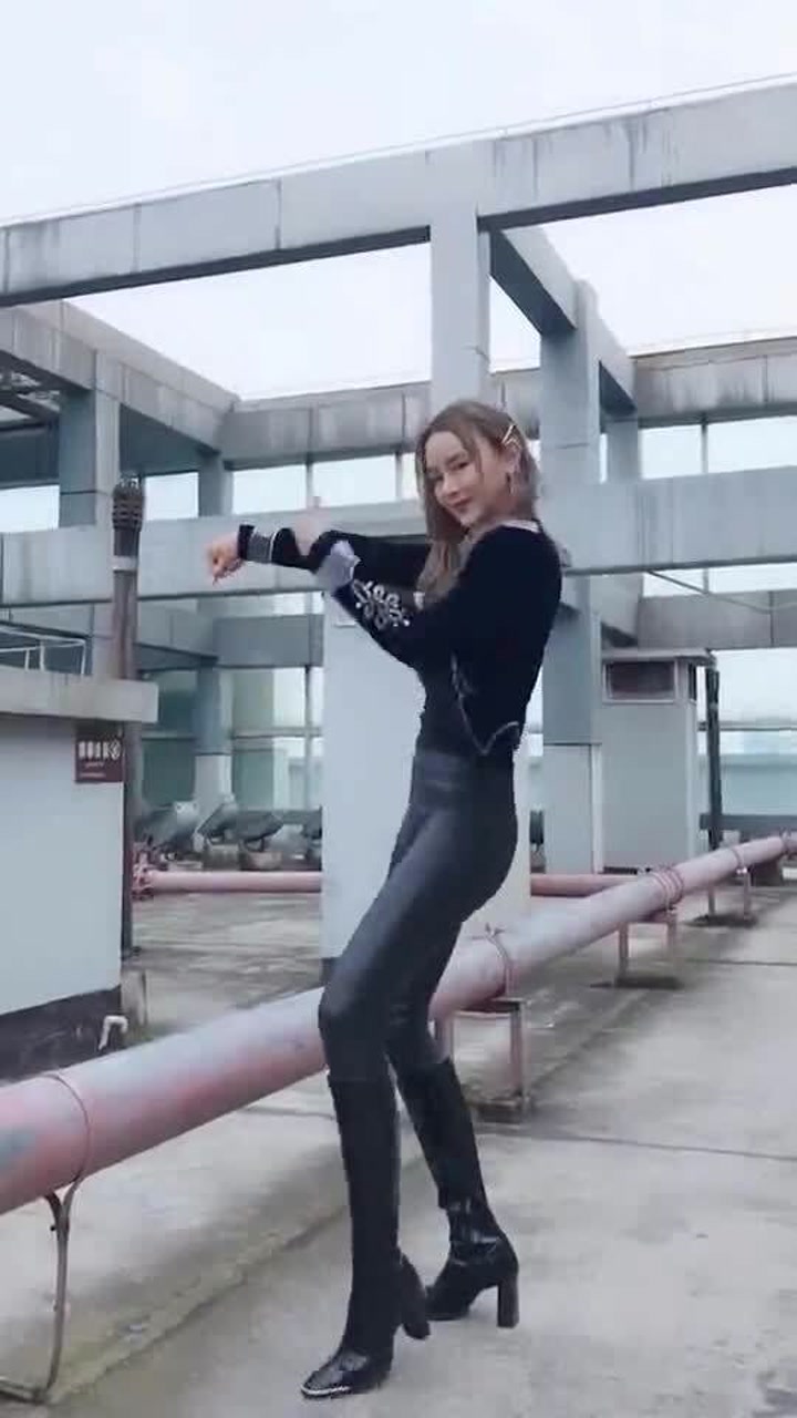 网红伊瑟拉紧身裤搭配皮衣,完美身材就是这么简单